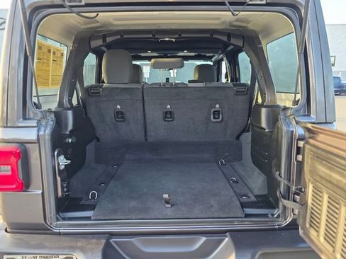 Used 2025 Jeep Wrangler Unlimited Sahara image 11