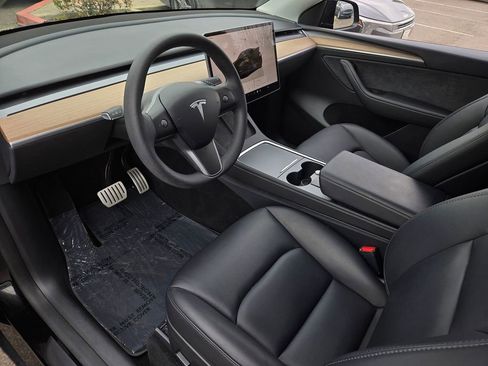 Used 2024 Tesla Model Y Performance image 9