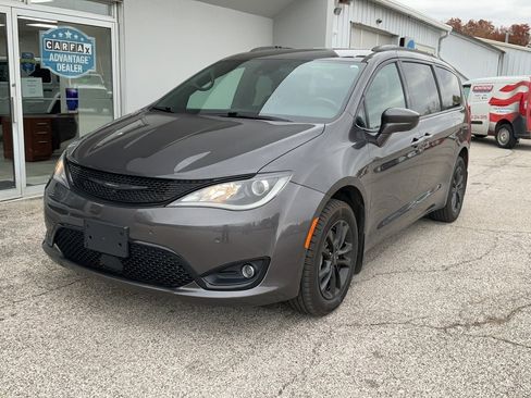 Used 2020 Chrysler Pacifica Touring-L w/ Advanced Safetytec Group image 3
