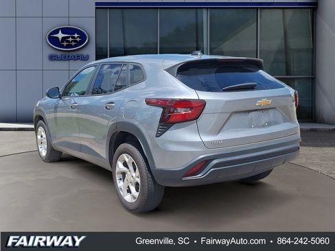 Used 2024 Chevrolet Trax LS w/ LS Convenience Package FWD image 3