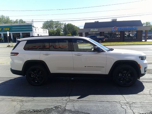 Used 2023 Jeep Grand Cherokee L Laredo AWD/4WD image 9