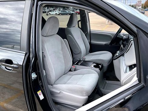 Used 2018 Toyota Sienna LE image 8