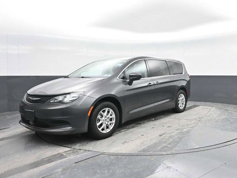 Used 2022 Chrysler Voyager LX image 5