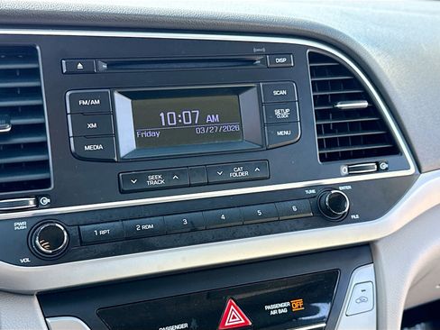 Used 2017 Hyundai Elantra SE image 9