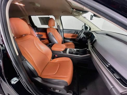 Used 2025 Kia Carnival EX FWD image 30