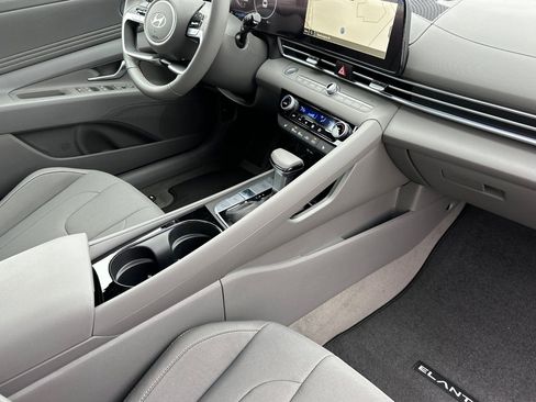 Used 2025 Hyundai Elantra SEL image 14