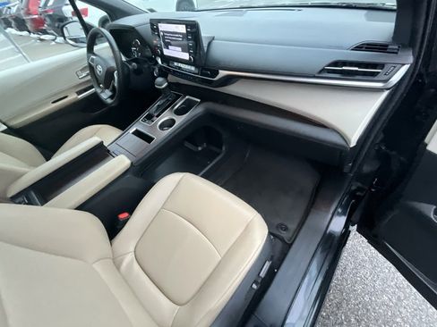 Used 2022 Toyota Sienna XLE image 30