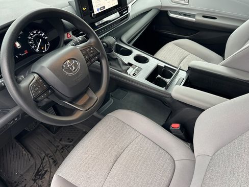 Used 2025 Toyota Sienna LE w/ LE Plus Package image 9