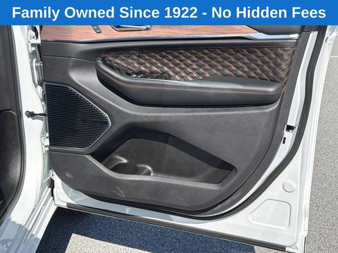 Used 2022 Jeep Grand Cherokee Summit w/ Luxury Tech Group V AWD/4WD image 14