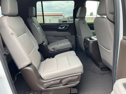 Certified 2022 Chevrolet Suburban LT w/ Luxury Package AWD/4WD image 22