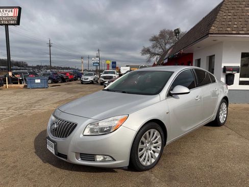 Used 2011 Buick Regal CXL image 2