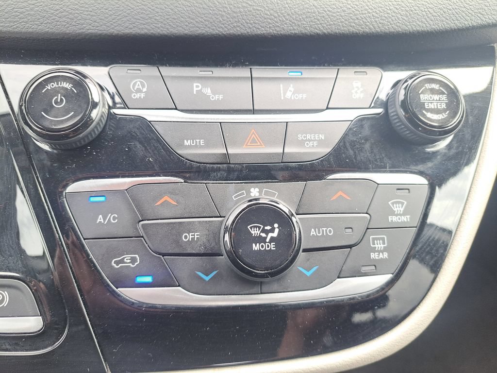 Used 2021 Chrysler Pacifica Touring-L FWD image 15