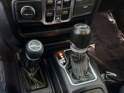 Used 2019 Jeep Wrangler Unlimited Sahara AWD/4WD image 17