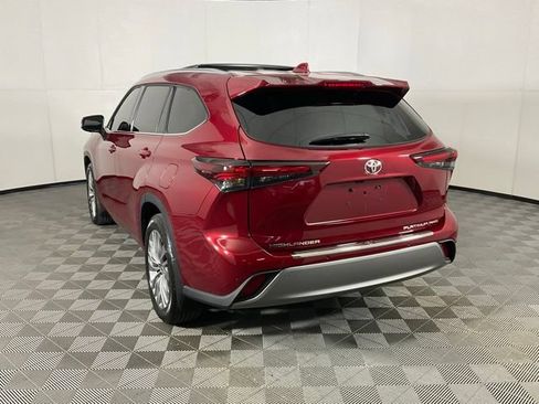 Used 2024 Toyota Highlander Platinum AWD/4WD image 4