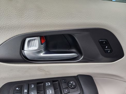 Used 2024 Chrysler Pacifica Touring-L image 40