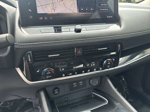 Used 2024 Nissan Rogue SL FWD image 24