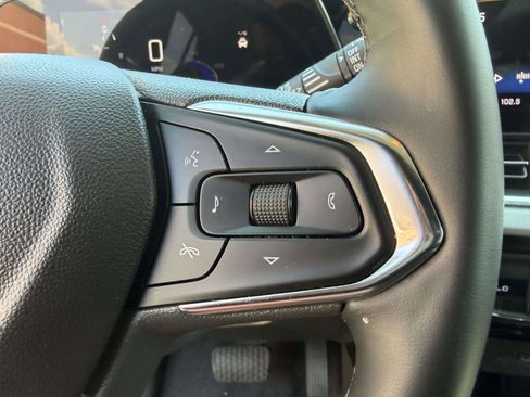 Used 2025 Chevrolet Trax LT w/ LT Convenience Package FWD image 8