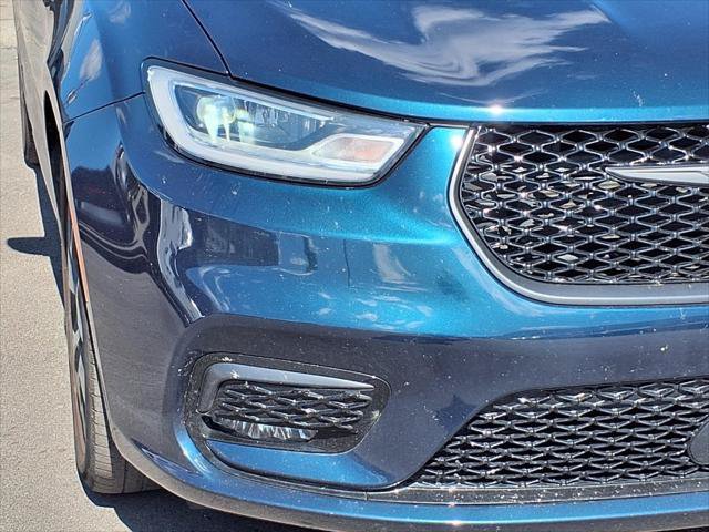 Certified 2025 Chrysler Pacifica Limited FWD image 16