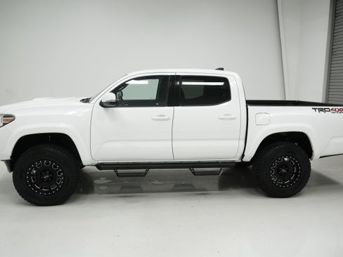 Used 2018 Toyota Tacoma TRD Sport w/ Technology Package AWD/4WD image 6