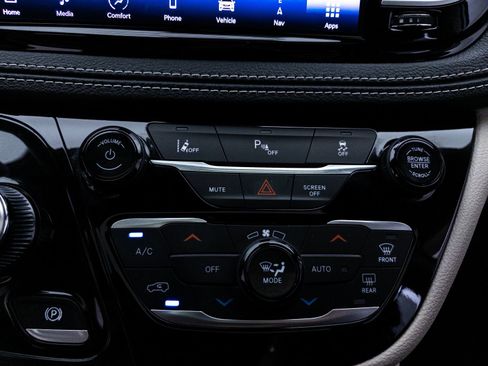 Used 2023 Chrysler Pacifica Limited w/ Uconnect Theater Family Group FWD image 32