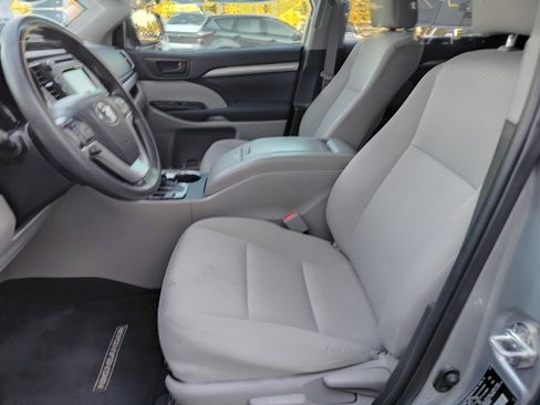 Used 2019 Toyota Highlander LE image 10