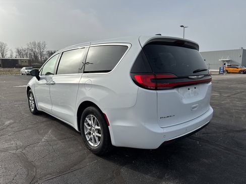 Used 2024 Chrysler Pacifica Touring-L image 2