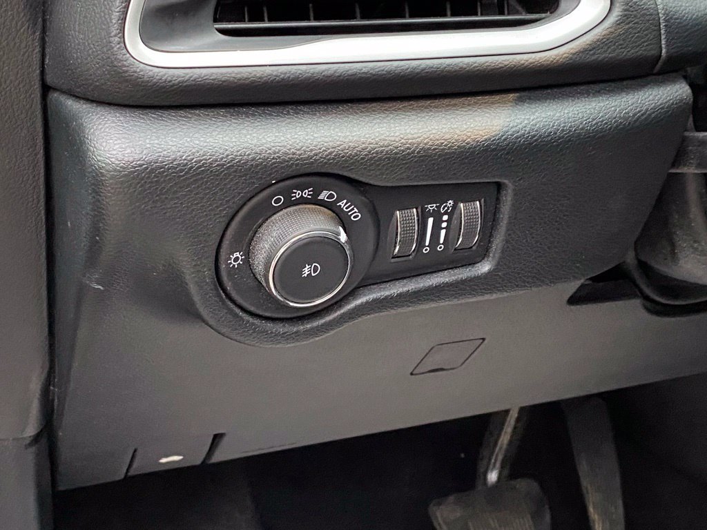 Used 2025 Chrysler Pacifica Select FWD image 13