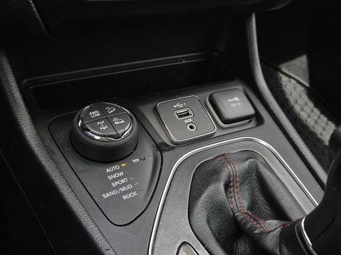 Used 2022 Jeep Cherokee Trailhawk AWD/4WD image 20