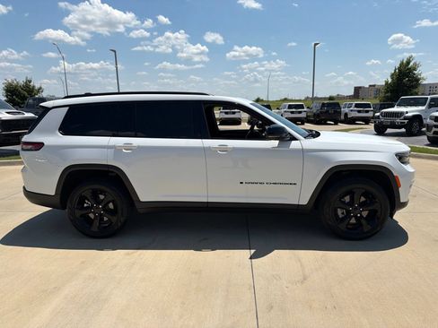 Used 2025 Jeep Grand Cherokee L Limited w/ Black Appearance Package AWD/4WD image 6