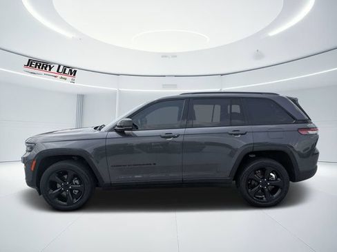Used 2022 Jeep Grand Cherokee Altitude RWD image 6