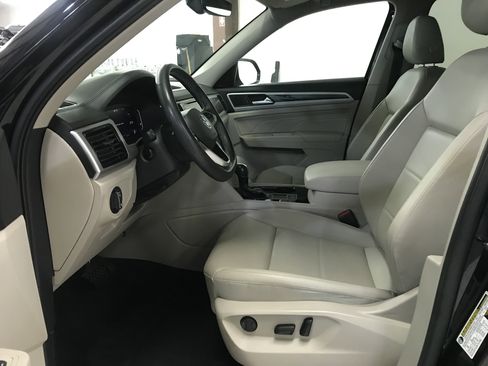 Used 2023 Volkswagen Atlas SE w/ Panoramic Sunroof Package FWD image 8