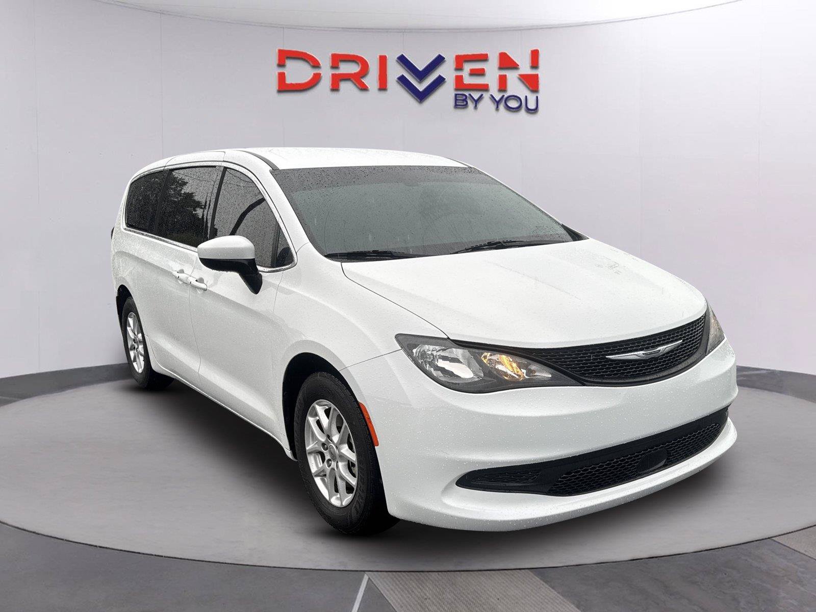 Used 2022 Chrysler Voyager LX FWD image 1