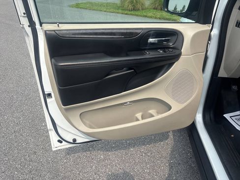 Used 2016 Dodge Grand Caravan American Value Package FWD image 11