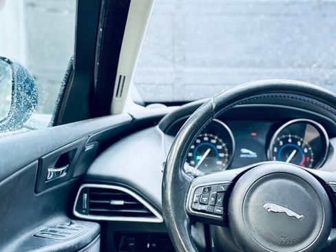 Used 2017 Jaguar XE Premium image 16