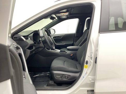 Used 2021 Toyota RAV4 SE w/ Weather & Moonroof Package image 10