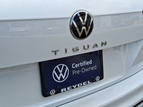 Certified 2023 Volkswagen Tiguan SE R-Line FWD image 30