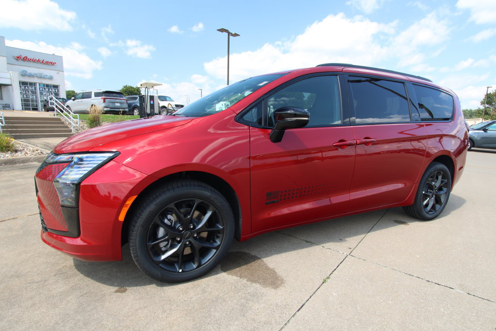 New 2027 Chrysler Pacifica Select AWD/4WD image 18