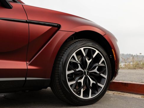 Used 2021 Aston Martin DBX image 8