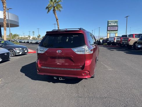 Used 2018 Toyota Sienna SE Premium w/ Carpet Mat Package FWD image 8