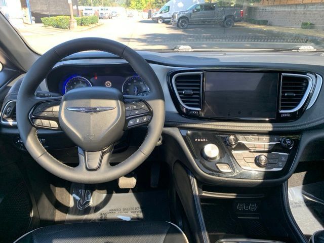 Used 2025 Chrysler Pacifica Limited FWD image 20