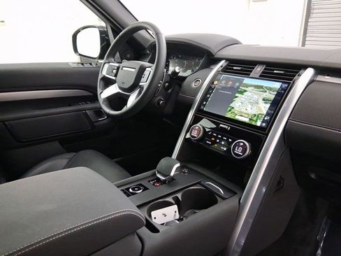 Used 2025 Land Rover Discovery Dynamic SE image 21