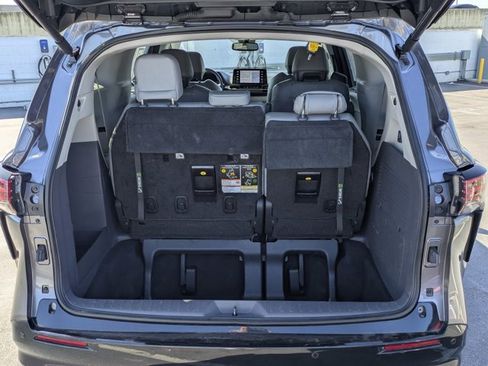 Used 2022 Toyota Sienna Limited image 11
