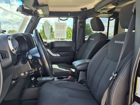 Used 2018 Jeep Wrangler Unlimited Sahara w/ Connectivity Group AWD/4WD image 14