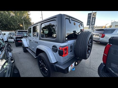 Used 2022 Jeep Wrangler Unlimited Sahara w/ Cold Weather Group AWD/4WD image 3