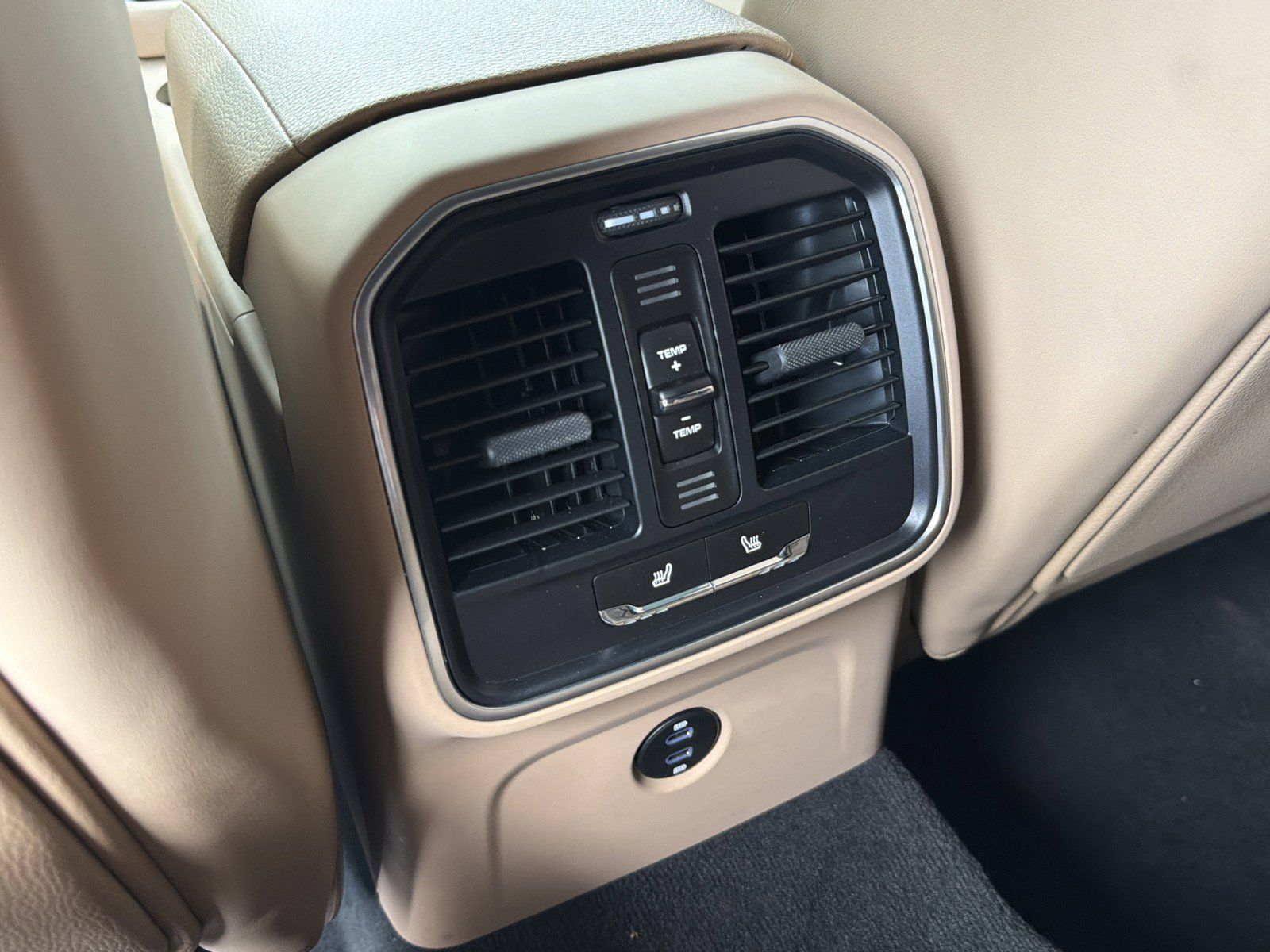 Used 2025 Porsche Macan Turbo AWD/4WD image 18