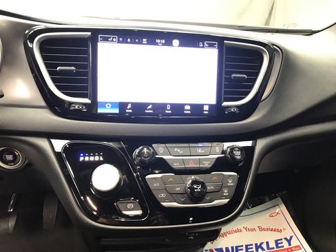 Used 2026 Chrysler Pacifica Select FWD image 12