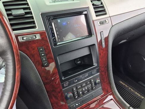 Used 2010 Cadillac Escalade Luxury AWD/4WD image 27
