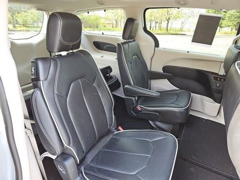 Used 2024 Chrysler Pacifica Limited w/ Trailer Tow Group AWD/4WD image 15