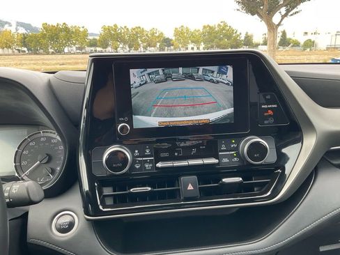 Used 2024 Toyota Highlander LE image 20