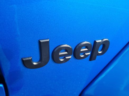 Used 2023 Jeep Gladiator Sport AWD/4WD image 8